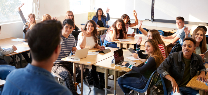 Ein Lehrer unterricht ältere Schülerinnen und Schüler 