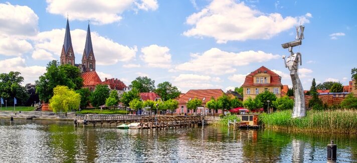 Neuruppin: Neuruppiner See mit der Kirche Sankt Trinitatis im Hintergrund