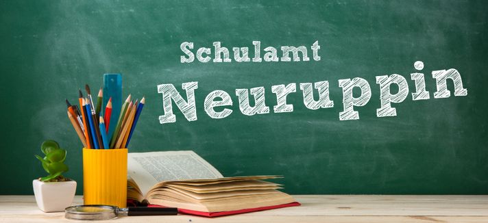Eine Schultafel mit dem Schriftzug: Schulamt Neuruppin